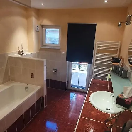 Holiday home Fichtenwalde, 160m², 3 Sz, 2 Baeder, Bis 6 Personen, Garten, Vdsl Fichtenwalde