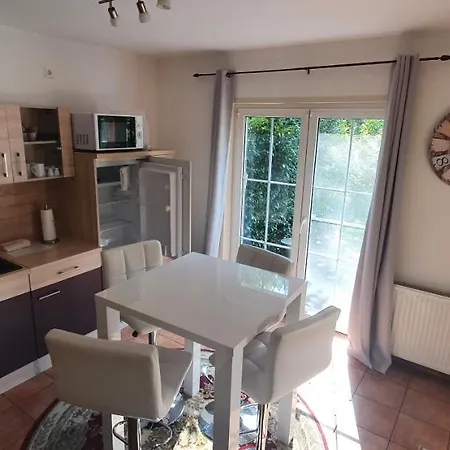 Fichtenwalde, 160m², 3 Sz, 2 Baeder, Bis 6 Personen, Garten, Vdsl Holiday home Fichtenwalde