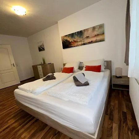 Fichtenwalde, 160m², 3 Sz, 2 Baeder, Bis 6 Personen, Garten, Vdsl *