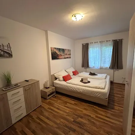 Holiday home Fichtenwalde, 160m², 3 Sz, 2 Baeder, Bis 6 Personen, Garten, Vdsl Fichtenwalde
