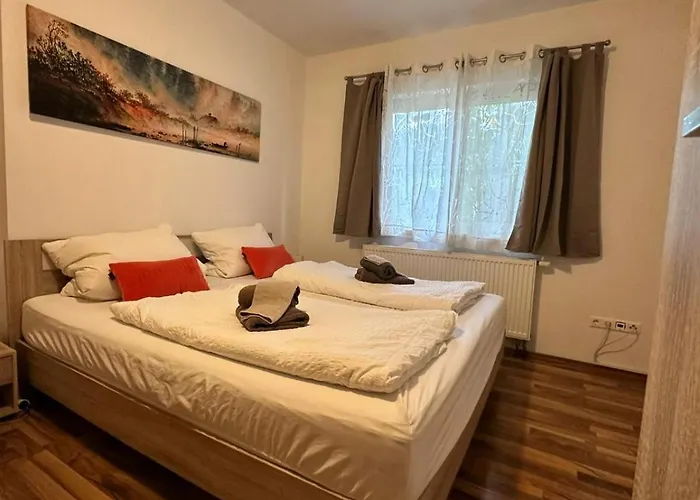 Semesterbostad Fichtenwalde, 160m², 3 Sz, 2 Baeder, Bis 6 Personen, Garten, Vdsl *