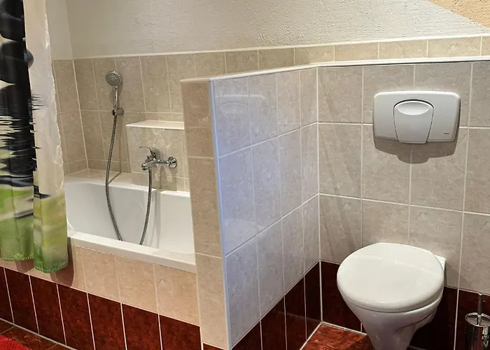 Semesterbostad Fichtenwalde, 160m², 3 Sz, 2 Baeder, Bis 6 Personen, Garten, Vdsl *